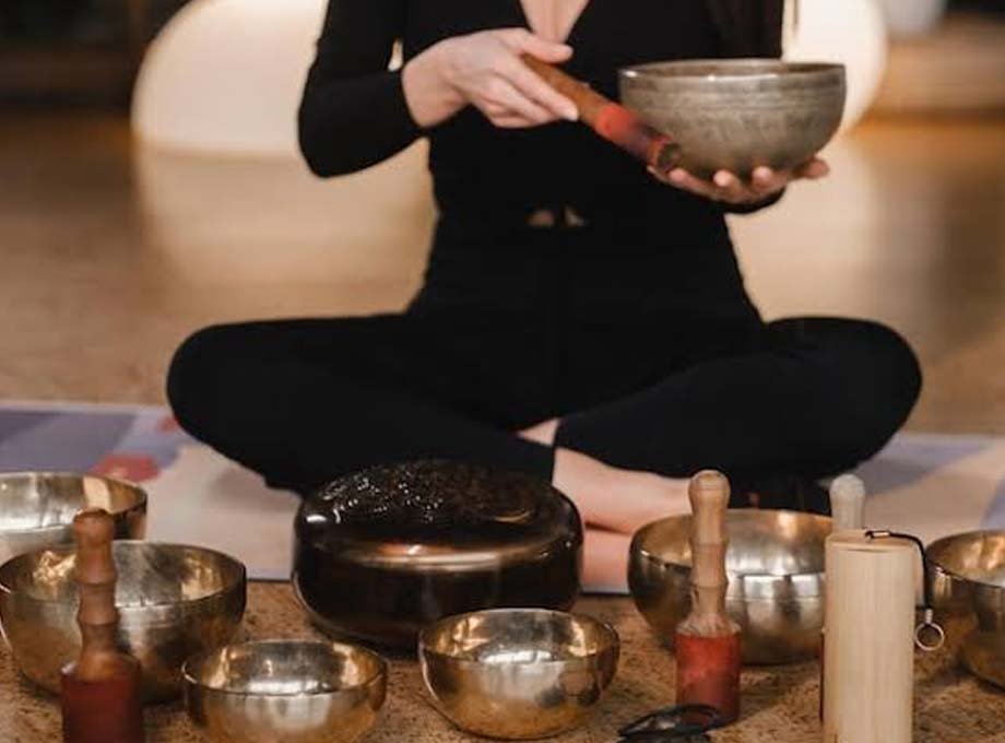Students practising singing bowls in Rishikesh